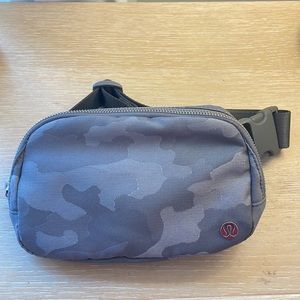 Lululemon Everywhere Belt Bag in Camo
